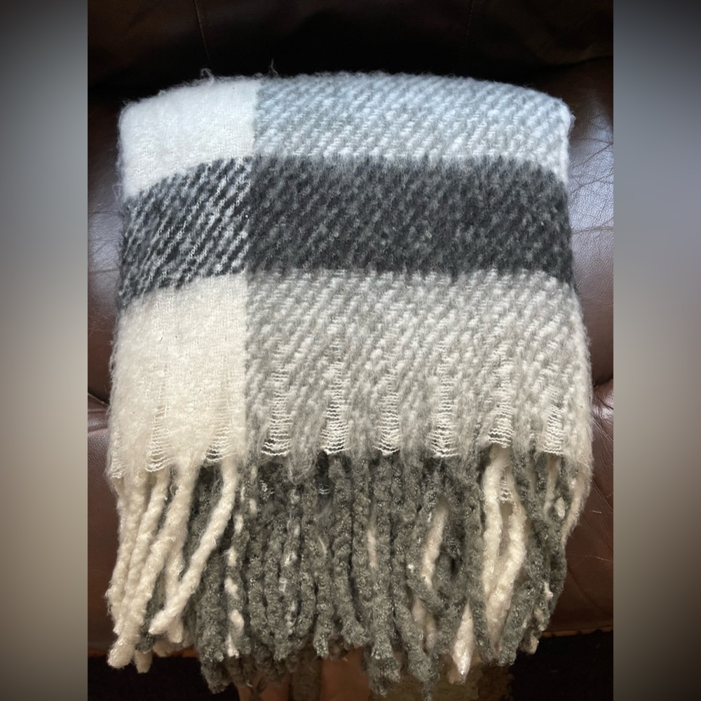 Tahari Throw blanket
